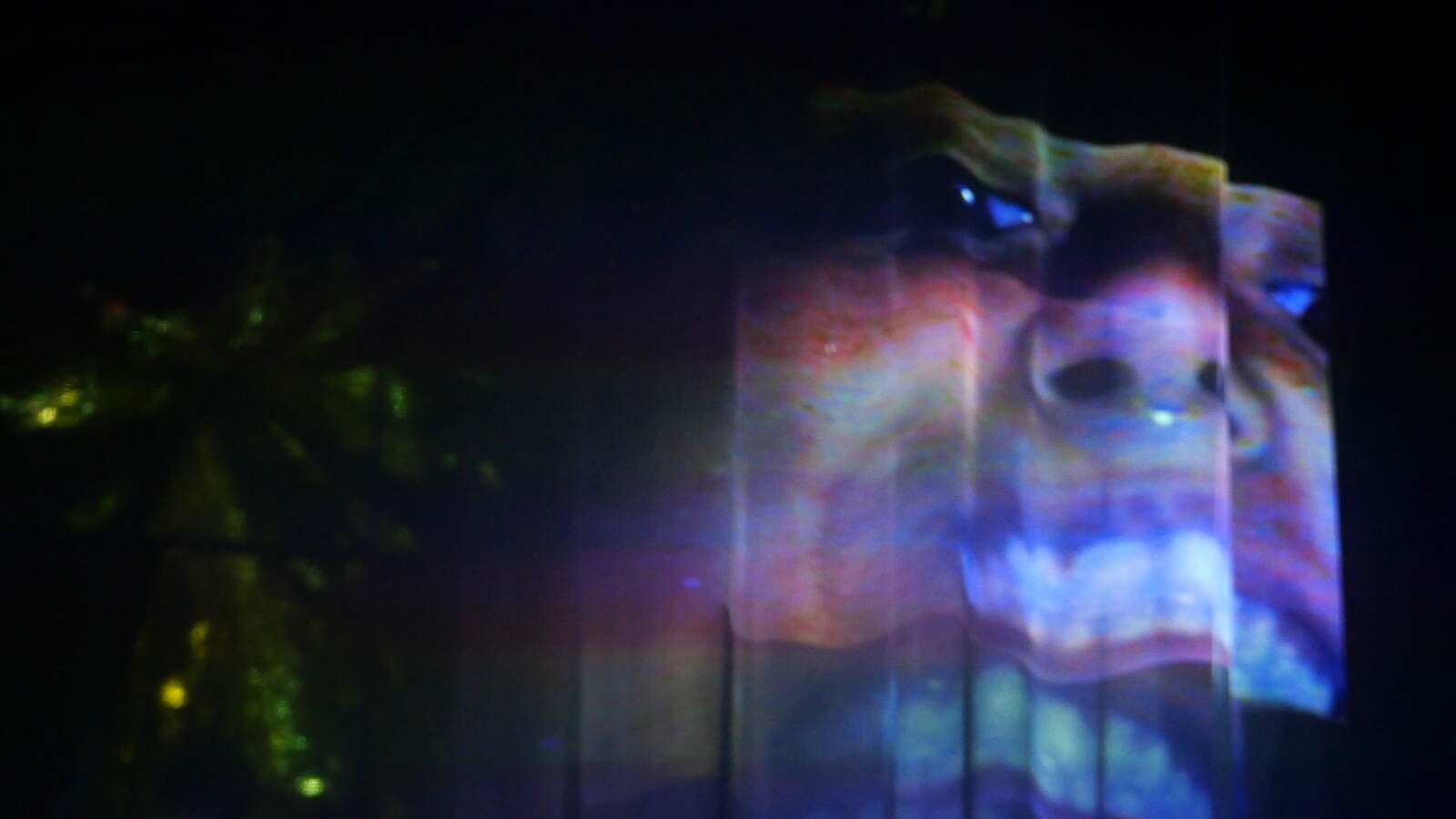Sirena_01 — visage déformé sur les surfaces de projection